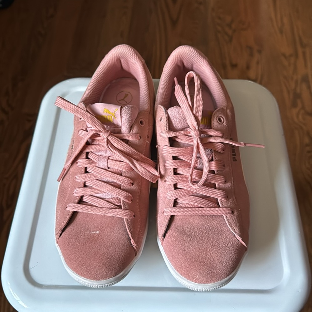 PUMA Women’s Rose pink Low Tops Soft Foam Sneakers Size 7.5
